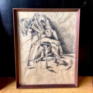 Kvinde sidder på stol