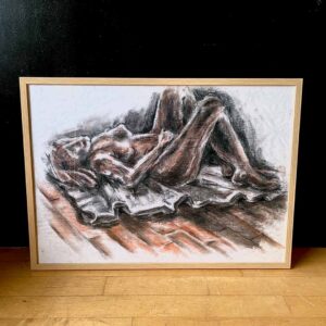 Kvinde liggende på tæppe